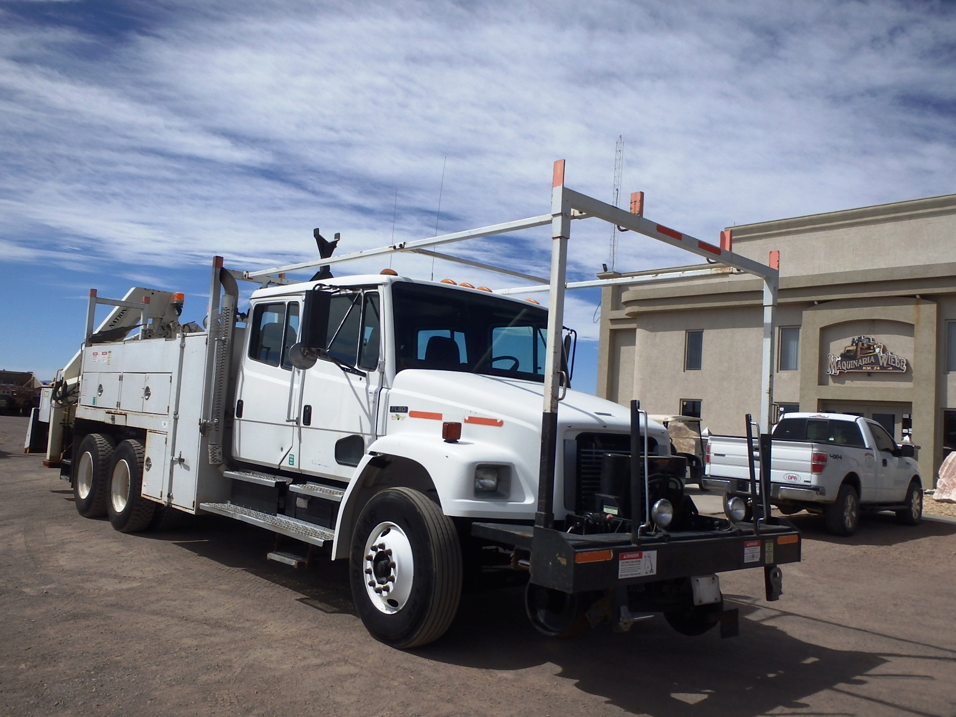 CAMION HAIL RAIL CON GRUA NATIONAL N80A